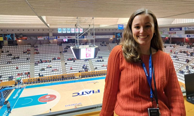 Un club de baloncesto describe por radio sus partidos para la inclusión de sus aficionados ciegos