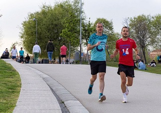 Un ‘runner’ ciego y su guía correrán la maratón de Londres por niños con discapacidad visual